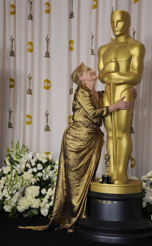 Amerykańska aktorka Meryl Streep otrzymała Oscara za film Żelazna dama podczas dorocznej ceremonii wręczenia Oscarów 26 lutego 2012 r. Fot. PAP/EPA/PAUL BUCK