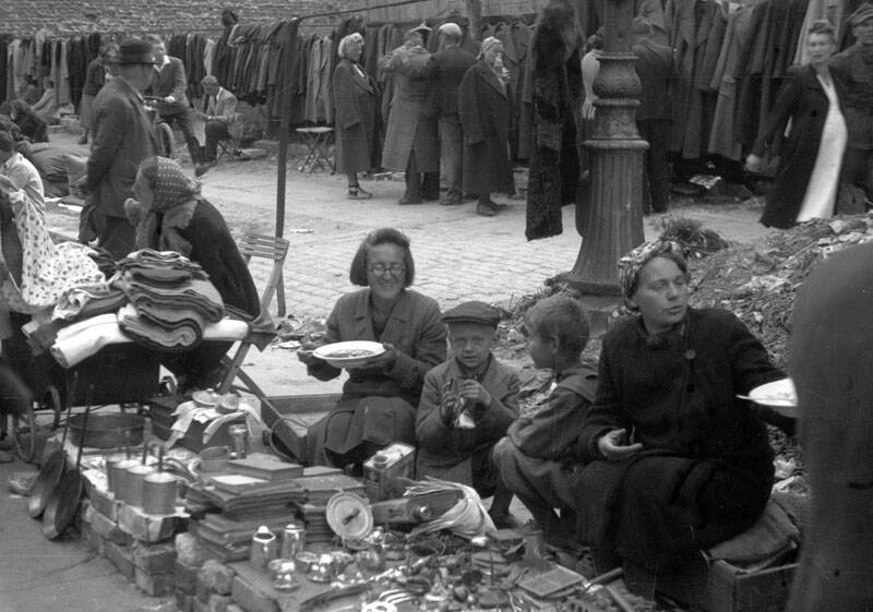 Warszawa, jesień 1945. Handlarki na bazarze Różyckiego. PAP/Karol Szczeciński Dokładny dzień wydarzenia nieustalony