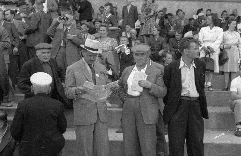 Warszawa, 1947-06-22. Derby Warszawskie na torze wyścigów konnych na Służewcu. Nz. publiczność oczekuje na rozpoczęcie gonitwy.
