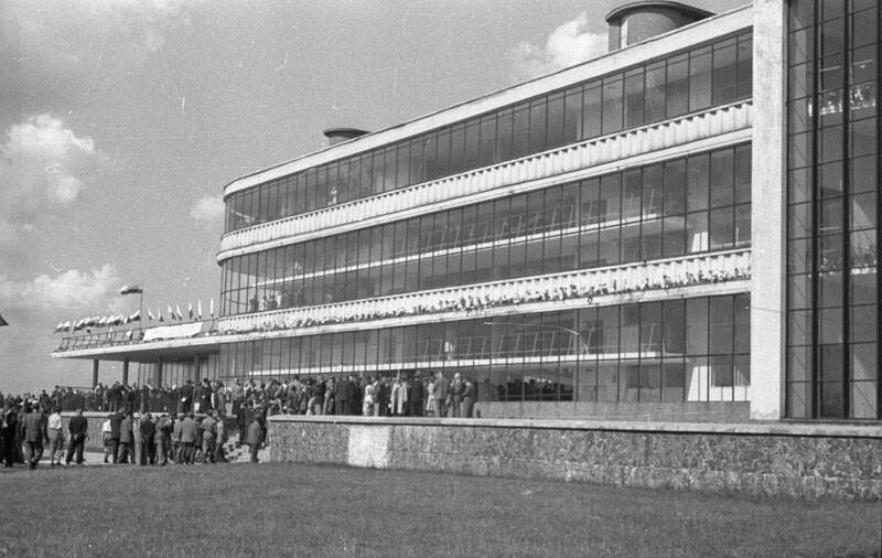 Warszawa, 1947-06-22. Derby Warszawskie na torze wyścigów konnych na Służewcu. Nz. publiczność przed wejściem na trybuny