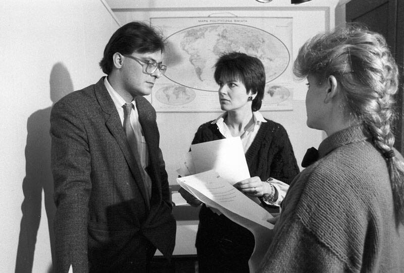 Warszawa 01.1988. Redakcja Teleexpressu, telewizyjnego programu informacyjnego, nadawanego codziennie na żywo w TVP1; siedziba plac Powstańców Warszawy 7. Na zdjęciu, m.in. prezenterka telewizyjna i dziennikarka Magdalena Mikołajczak-Olszewska (2L), dziennikarka, prezenterka Bożena Targosz (P). Fot. PAP/Maciej Belina Brzozowski