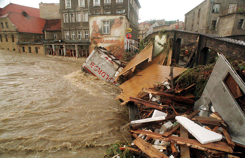 08.07.1997, Kłodzko w wyniku powodzi poniosło ogromne straty. Fot. PAP/CAF - Adam Hawałej