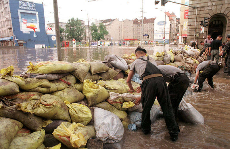 3.07.1997 Niedziela we Wrocławiu. Desperacka obrona ul. Świdnickiej przed zalaniem. Na zdjęciu żołnierze umacniają przeciekając wał. Fot. PAP/CAF - Adam Hawałej