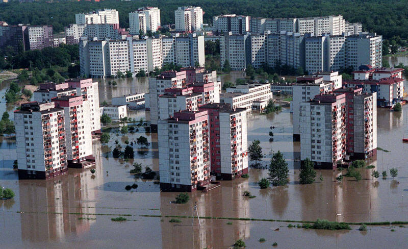 Wrocław 13.07.1997. Powódź tysiąclecia, nawiedziła w lipcu 1997 roku południową i zachodnią Polskę, Czechy, wschodnie Niemcy (Łużyce), północno-zachodnią Słowację oraz wschodnią Austrię. Nz. fala powodziowa przechodziła przez miasto od 12 lipca, zalane osiedle Kozanów. Fot.  PAP/Leszek Wróblewski