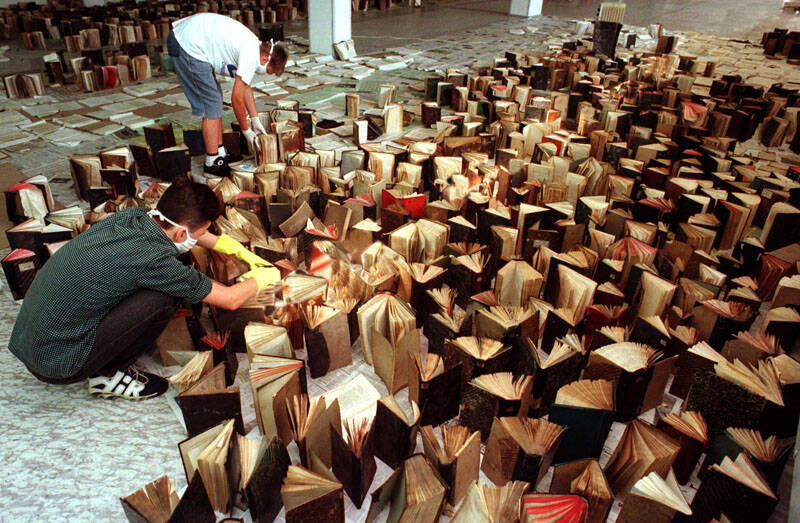 21/07/97Bibliotekarze i konserwatorzy z uniwersytetu Mikołaja Kopernika w Toruniu pomagają swoim kolegom z Uniwersytetu Wrocławskiego. Przywieżli stamtąd ponad dwa tysiące zalanych książek, którym starać się będą przywrócić ich dawny stan. Są to głównie woluminy niemieckie pochodzące z przełomu wieków XIX i XX. Torunianie przywieżli także transport książek z Opola. Fot. PAP/CAF Wojtek Szabelski 