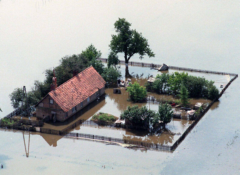 25.07.97 Zalana wieś k/Głogowa Fot. PAP/CAF-Leszek Wroblewski 