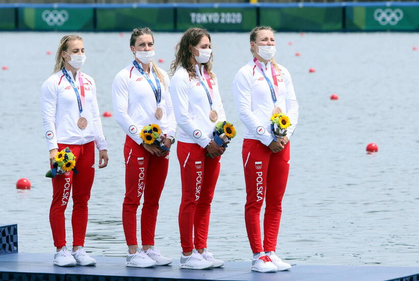 Polki - od lewej: Karolina Naja, Anna Puławska, Justyna Iskrzycka i Helena Wiśniewska podczas ceremonii medalowej. Fot. PAP/Leszek Szymański