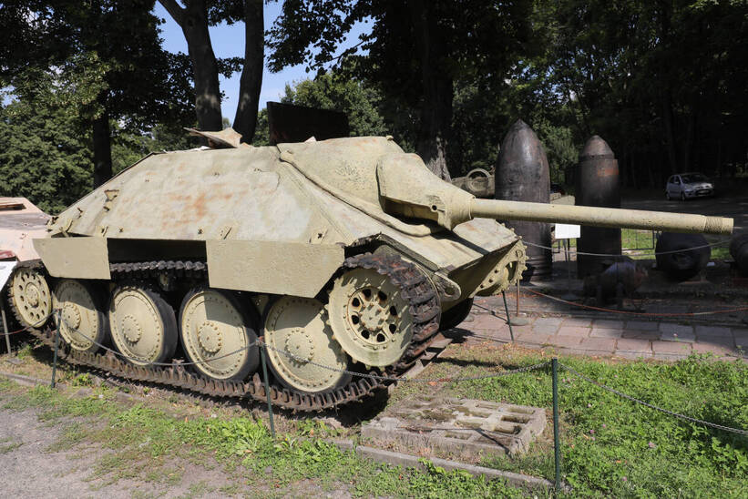 Działo samobieżne Jagdpanzer 38 (T) "HETZER". Fot. PAP/Paweł Supernak. Jedno działo "Hetzer" zostało zdobyte przez żołnierzy Armii Krajowej w czasie Powstania Warszawskiego. Zdobyte przez żołnierzy Batalionu AK "Kiliński" oraz Oddziału Osłonowego Wojskowych Zakładów Wydawniczych 2 sierpnia 1944 r.. Początkowo działo stanowiło element powstańczej barykady na ul. Szpitalnej. Później wyremontowane i pod nazwą "Chwat" stacjonowało na terenie gmachu Poczty Głównej.