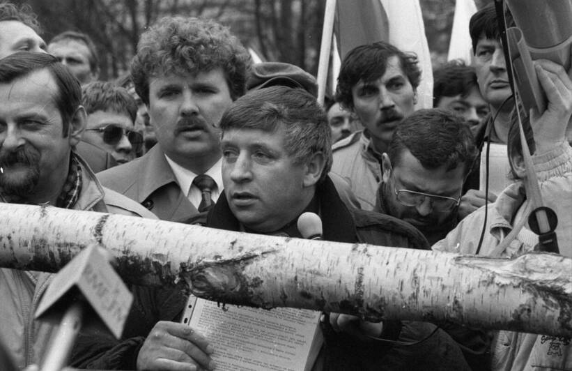 Demonstracja Samoobrony przed Sejmem w 1993 r., fot. PAP/Paweł Kopczyński