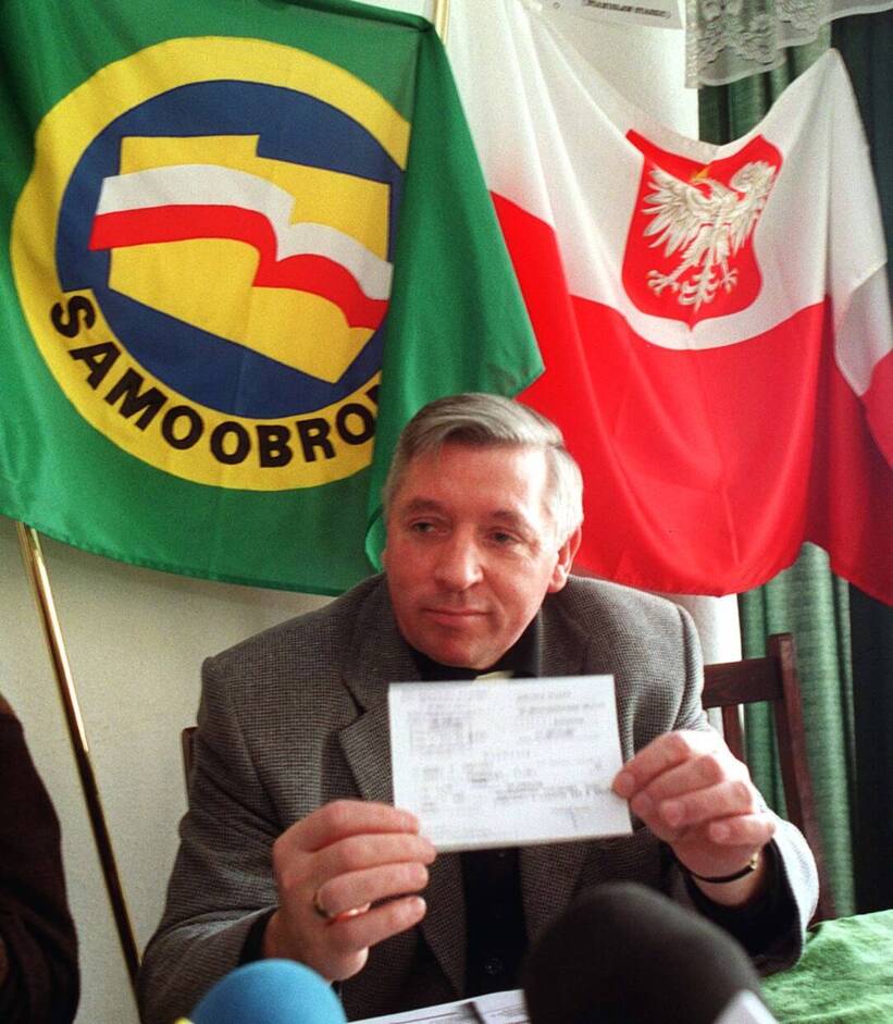 Andrzej Lepper podczas konferencji w siedzibie Samoobrony w 1999 r. fot. PAP/ Radek Pietruszka