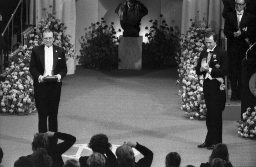 Szwecja, Sztokholm, 10.12.1980. Czesław Miłosz podczas ceremonii wręczenia Nagrody Nobla w dziedzinie literatury. PAP/CAF-Jerzy Undro 