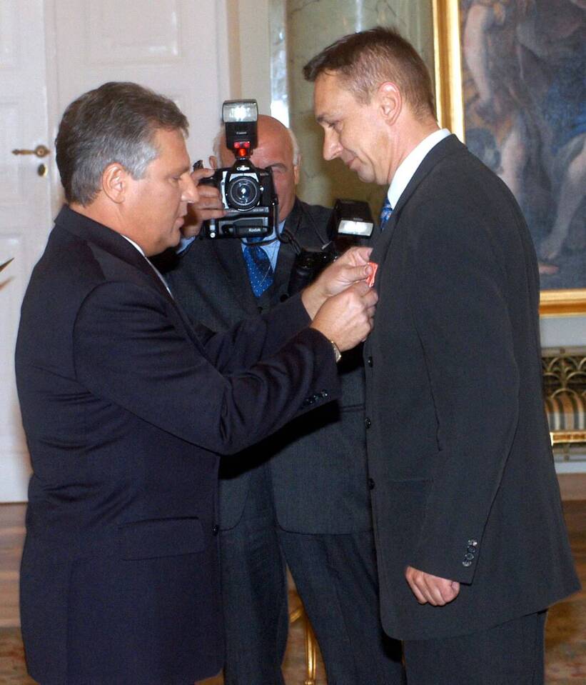 Prezydent Aleksander Kwaśniewski odznacza Krzyżem Kawalerskim Orderu Odrodzenia Polski Waldemara Milewicza, 2003 r. Fot. PAP/Leszek Wróblewski