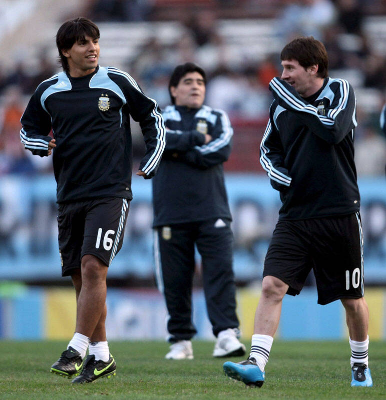 Reprezentant Argentyny w piłce nożnej Lionel Messi (z prawej) rozmawia ze swoim kolegą z drużyny Sergio Aguero (z lewej) przed swoim trenerem Diego Maradoną (C), przed meczem kwalifikacyjnym RPA 2010 przeciwko Argentynie na stadionie Monumental w Buenos Aires w Argentynie, 06 czerwca 2009 r. Fot. PAP/EPA / CEZARO DE LUCA 