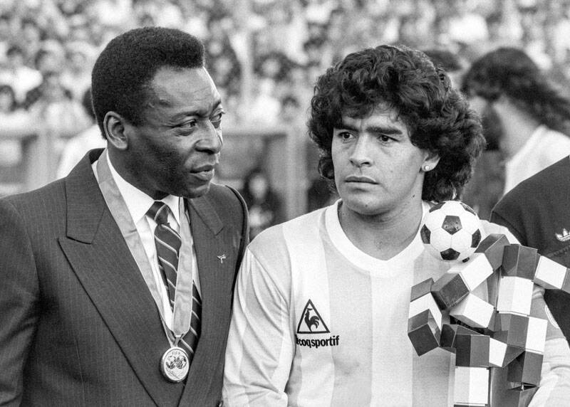 Brazylijska legenda piłki nożnej Pele (L) i argentyńska legenda piłki nożnej Diego Maradona (P) podczas meczu Włoch z Argentyną w Zurychu, Szwajcaria, 10 czerwca 1987 r. Fot. PAP/ EPA / STR B / W ONLY