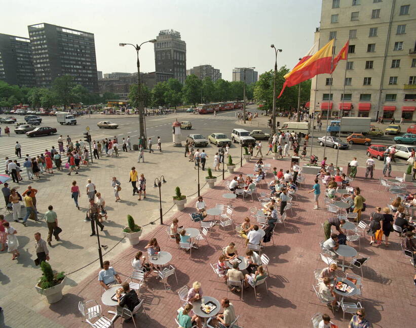 Pierwszy w Polsce McDonald's, otwarty 17 czerwca 1992 roku w Warszawie przy ul. Marszałkowskiej 126. Fot. PAP/Cezary Słomiński