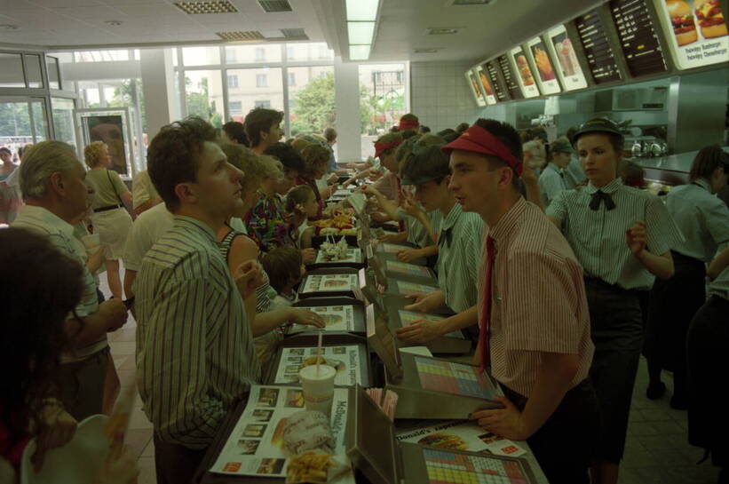 Pierwszy w Polsce McDonald's, otwarty 17 czerwca 1992 roku w Warszawie przy ul. Marszałkowskiej 126. Fot. PAP/Cezary Słomiński