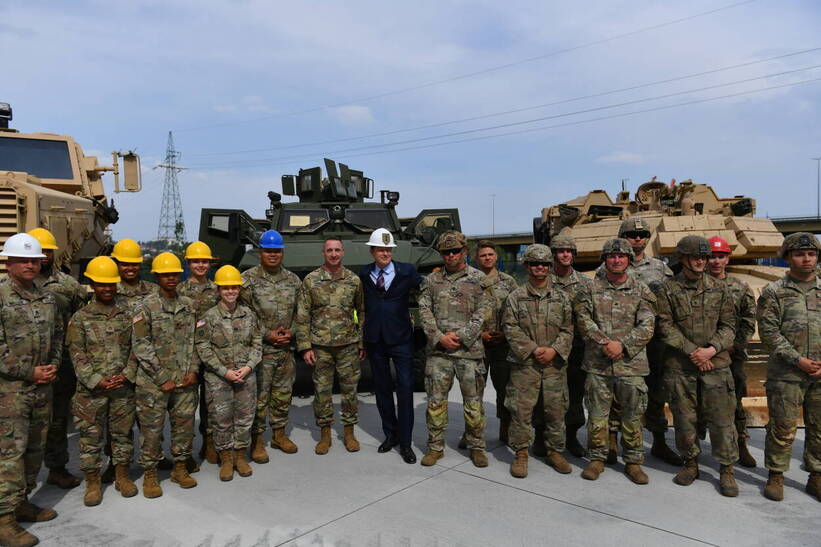 Ambasador USA w Polsce Mark Brzezinski obserwował przygotowywanie do transportu amerykańskiego sprzętu wojskowego. Fot. PAP/Adam Warżawa