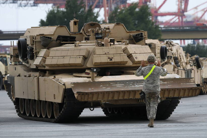 Amerykański sprzęt wojskowy przygotowywany do transportu w gdyńskim porcie. Fot. PAP/Adam Warżawa