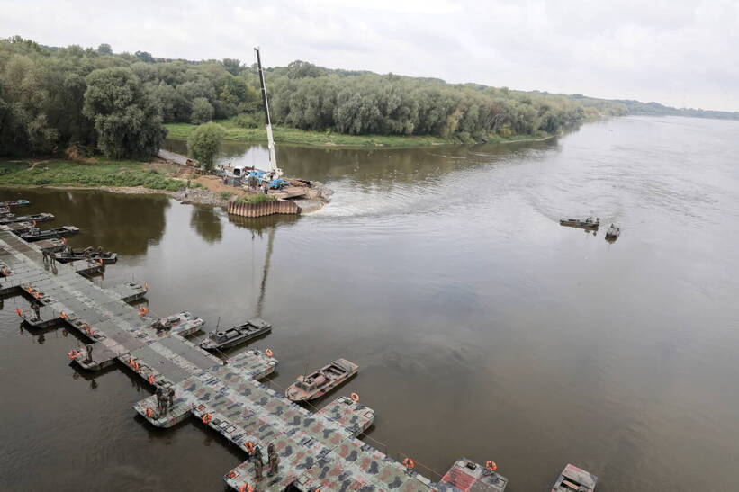 Budowa mostu pontonowego przez Wisłę w Warszawie. PAP/Tomasz Gzell