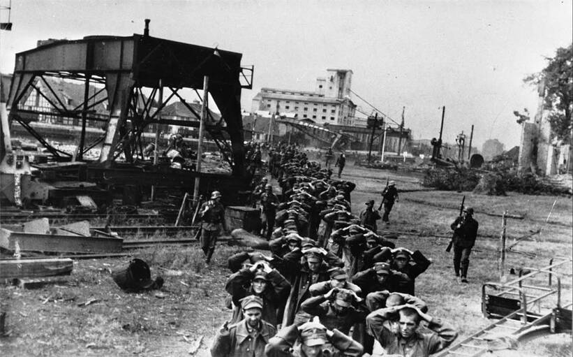 Polska , Gdańsk , Westerplatte, 09.1939 Jeńcy polscy z załogi Westerplatte w niemieckiej niewoli. Fot. PAP/CAF/Zentralbild