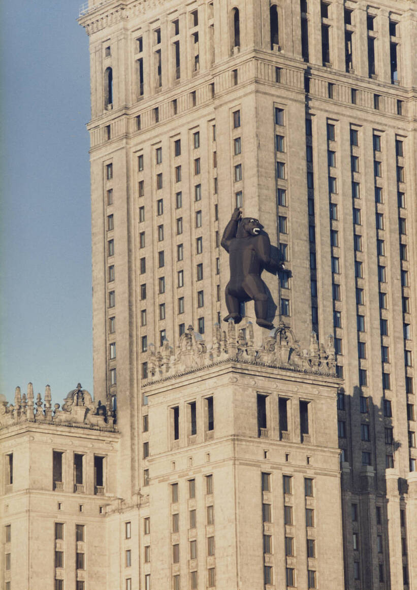 Adam Szcześniak, Piętnastometrowa nadmuchiwana małpa na elewacji PKiN, 10.1994