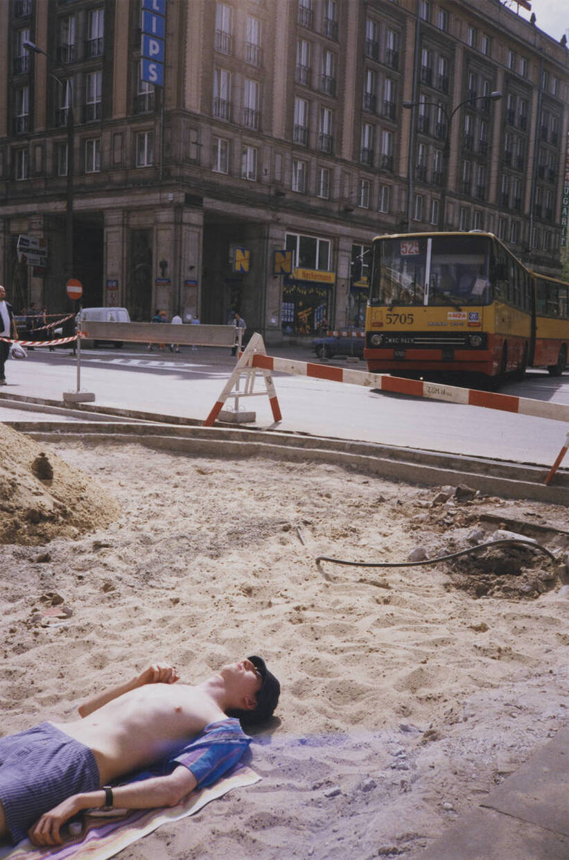 Siostry Piwowar, Plażowanie na remontowanym placu Konstytucji, lato 1999