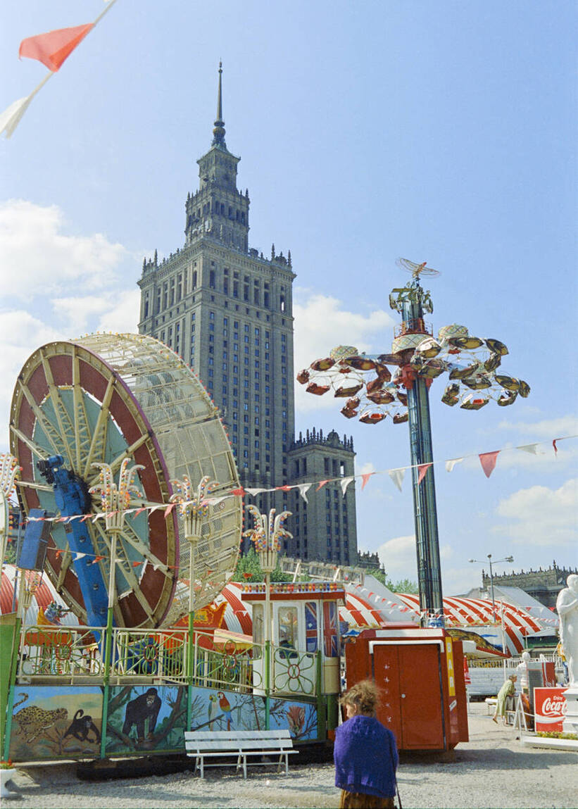 Sylwester Braun, ps. Kris, Pałac Kultury i Nauki a przed nim amusment park, 1993, Muzeum Warszawy