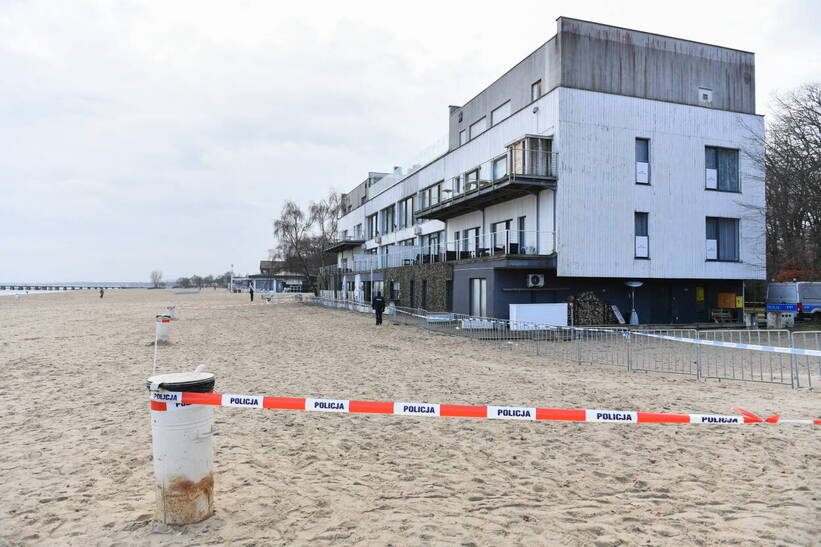 Policja otoczyła taśmami i zabezpieczyła sopocki lokal dawnej Zatoki Sztuki - obecnie działający jako Nowa Zatoka, fot. PAP/Adam Warżawa