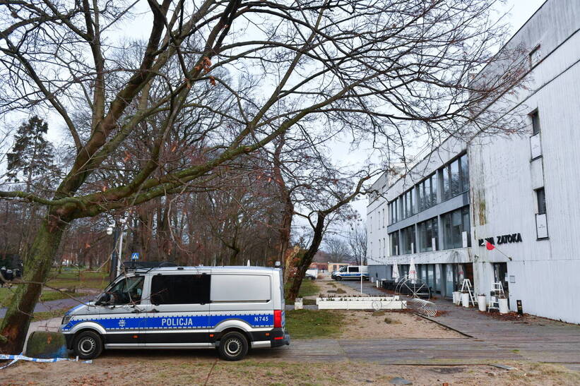 Policja otoczyła taśmami i zabezpieczyła sopocki lokal dawnej Zatoki Sztuki - obecnie działający jako Nowa Zatoka, fot. PAP/Adam Warżawa