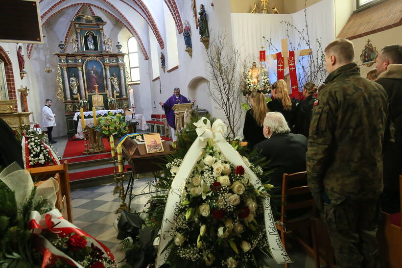 W piątek w kościele w Bralinie odbył się pogrzeb 45-letniego ochotnika, który zginął na wojnie w Ukrainie. Fot. PAP/Tomasz Wojtasik