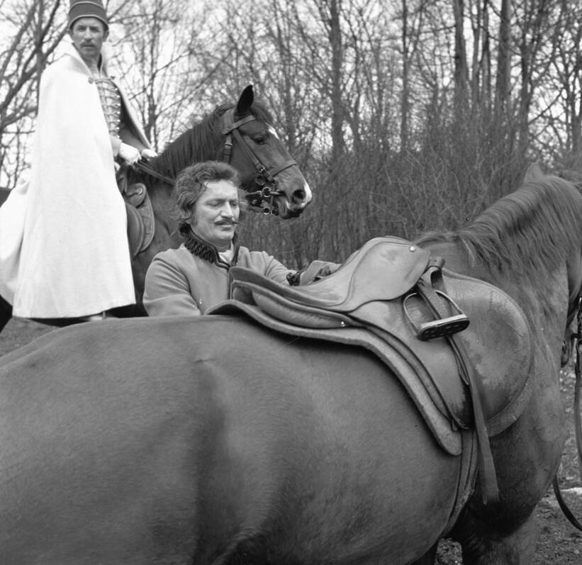 Marian Kociniak, odtwórca roli Murgrabiego, przy osiodłanym koniu. W głębi na koniu Tadeusz Samogi Fot. PAP/CAF/A. Piotrowski