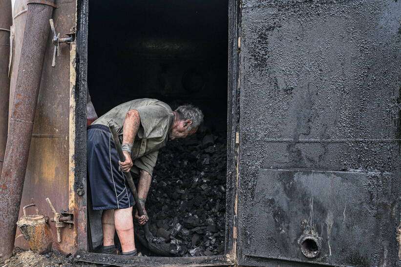  Mający 40-letni staż w swojej specjalności Zbigniew Balcerzak w eko-muzeum węgla drzewnego „Na wypale” w Radoszycach, fot. PAP/Darek Delmanowicz