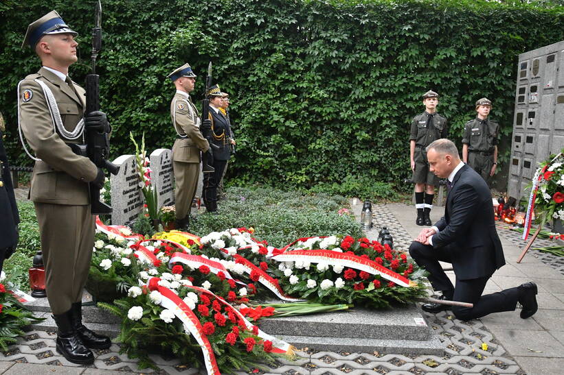 Prezydent RP Andrzej Duda (P) składa kwiaty na grobie gen. Antoniego Chruściela "Montera", dowódcy Okręgu Warszawskiego AK Fot. PAP/Radek Pietruszka 
