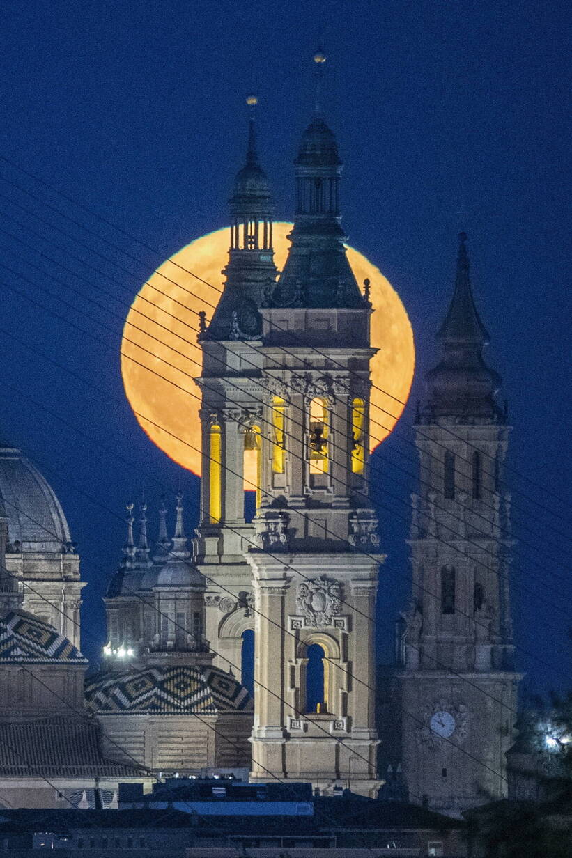 Sierpniowa pełnia Księżyca w Saragossie w Hiszpanii, fot. PAP/EPA/Javier Cebollada