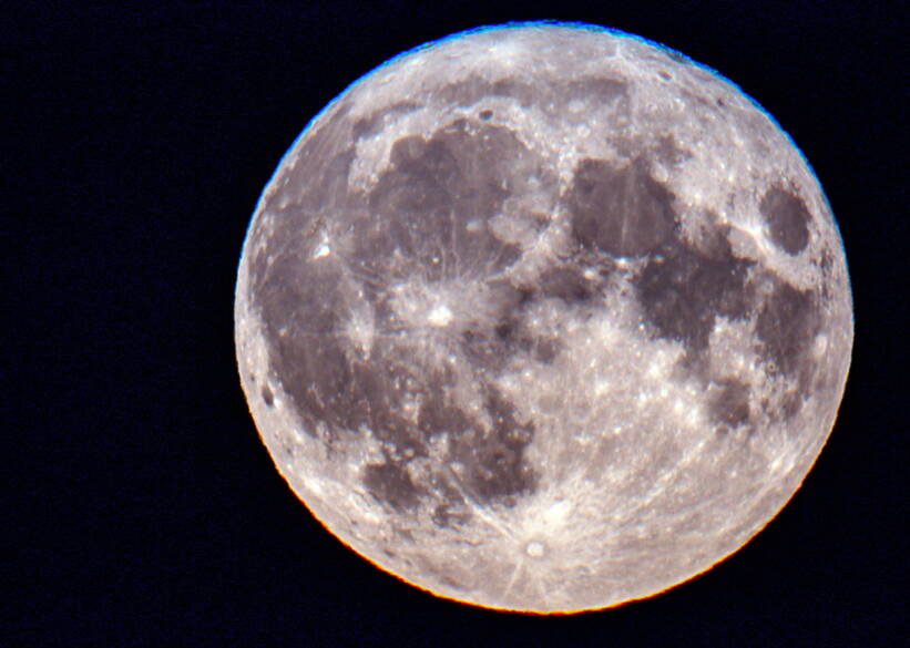 Sierpniowa pełnia Księżyca w Niemczech, fot. PAP/DPA/Jens Büttner