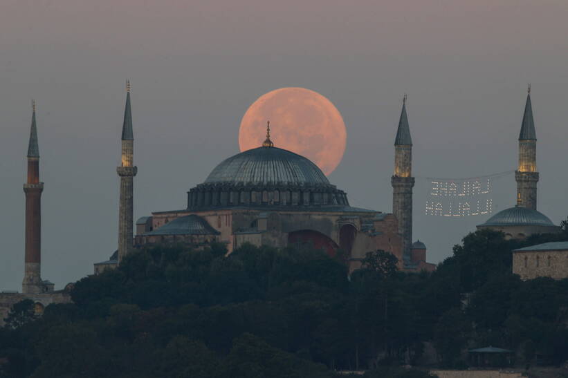 Sierpniowa pełnia Księżyca nad Hagia Sophia w Stambule, fot. PAP/Abaca/Berk Ozkan