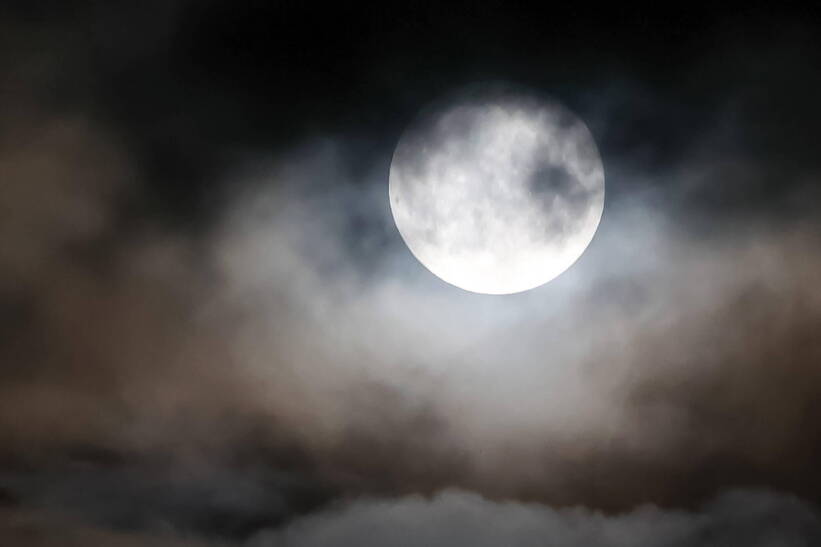 Sierpniowa pełnia Księżyca w Niemczech, fot. PAP/DPA/Bodo Marks