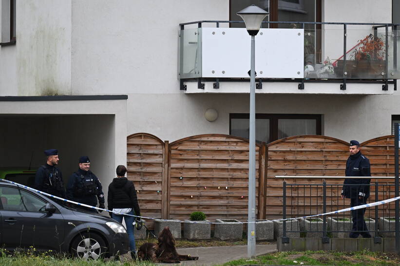 Policyjny radiowóz przed blokiem mieszkalnym na Fikakowie w Gdyni, w którym znaleziono ciało 6-letniego dziecka. Na miejscu zbrodni pracują policjanci z wydziału dochodzeniowo-śledczego Komendy Wojewódzkiej Policji w Gdańsku, Komendy Miejskiej Policji w Gdyni oraz z Laboratorium Kryminalistycznego KWP w Gdańsku. Fot. PAP/Adam Warżawa