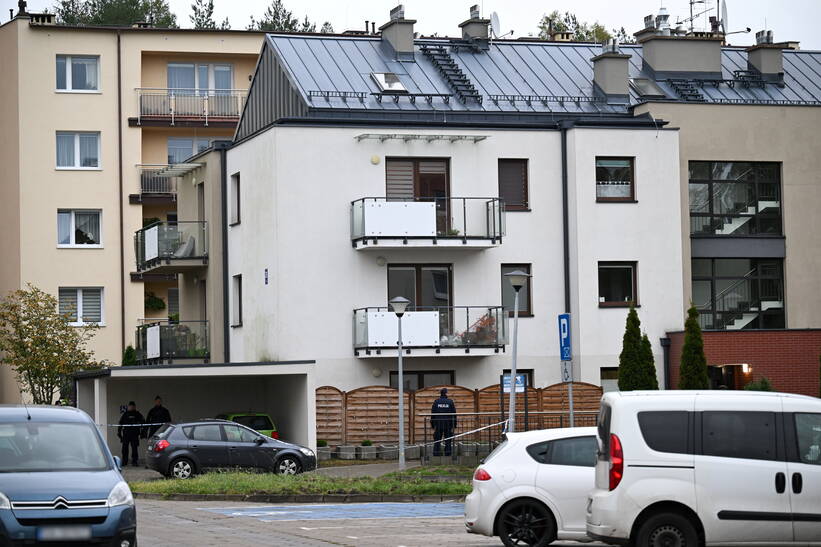 Policyjny radiowóz przed blokiem mieszkalnym na Fikakowie w Gdyni, w którym znaleziono ciało 6-letniego dziecka. Na miejscu zbrodni pracują policjanci z wydziału dochodzeniowo-śledczego Komendy Wojewódzkiej Policji w Gdańsku, Komendy Miejskiej Policji w Gdyni oraz z Laboratorium Kryminalistycznego KWP w Gdańsku. Fot. PAP/Adam Warżawa