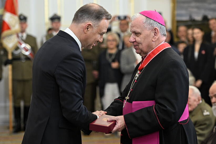 Prezydent i odznaczony Krzyżem Komandorskim Orderu Odrodzenia Polski, biskup senior diecezji gliwickiej Jan Kopiec. Fot. PAP/Radek Pietruszka