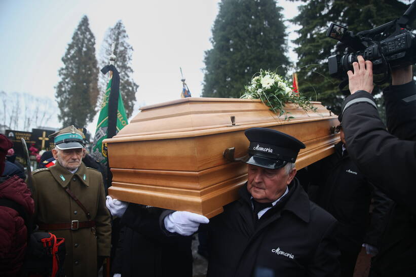 Pogrzeb ks. Tadeusza Isakowicza-Zaleskiego na cmentarzu parafialnym w Rudawie. Fot. PAP/Łukasz Gągulski