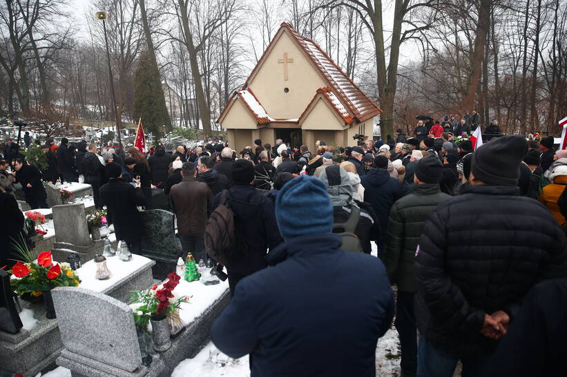 Pogrzeb ks. Tadeusza Isakowicza-Zaleskiego na cmentarzu parafialnym w Rudawie. Fot. PAP/Łukasz Gągulski