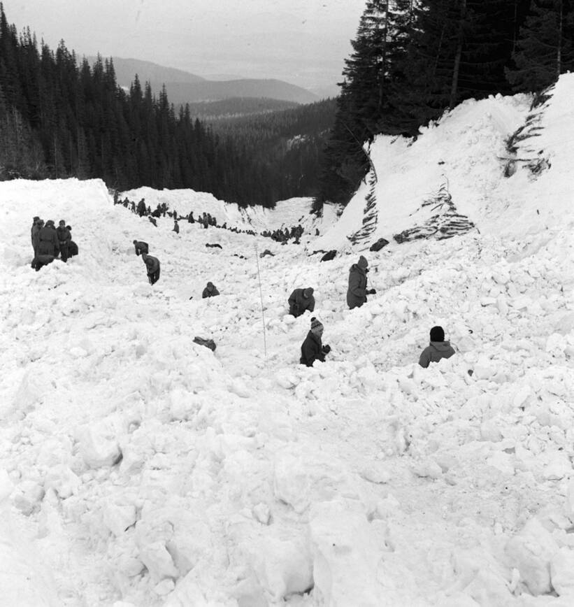 Największa i najtragiczniejsza dotąd w Polsce lawina zeszła 20 marca 1968 r. w Karkonoszach, w Białym Jarze w rejonie Karpacza. Fot. PAP/CAF