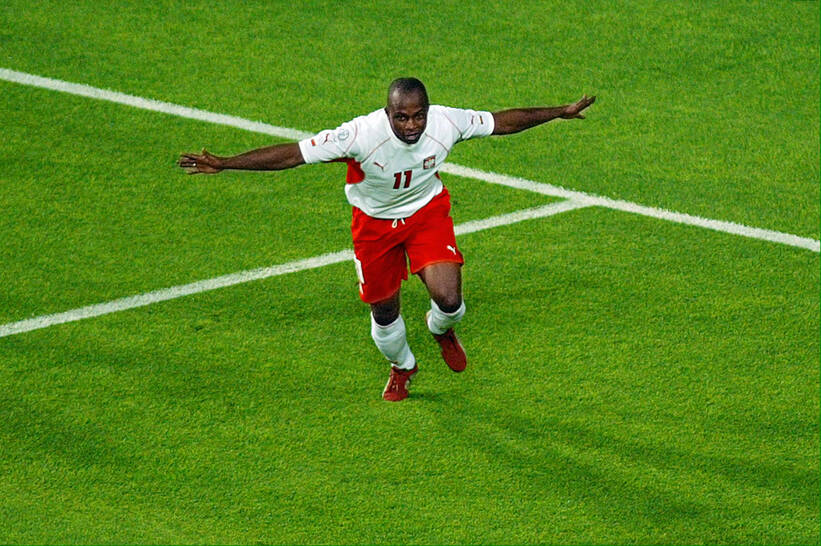 Reprezentant Polski w piłce nożnej Emmanuel Olisadebe. Fot. PAP/EPA-JIMIN LAI