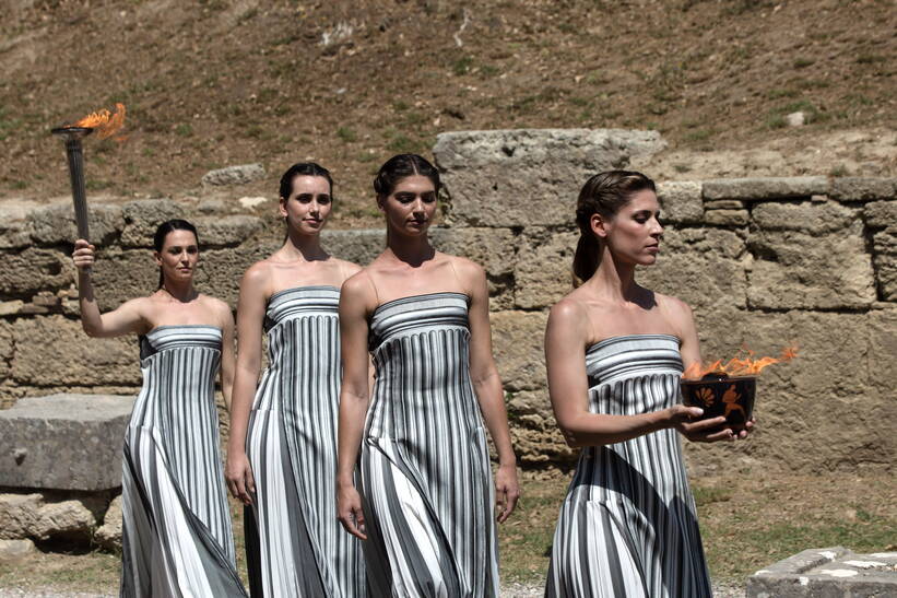W greckiej Olimpii, kolebce starożytnych igrzysk, wzniecono ogień olimpijski, fot. PAP/EPA/GEORGE VITSARAS 