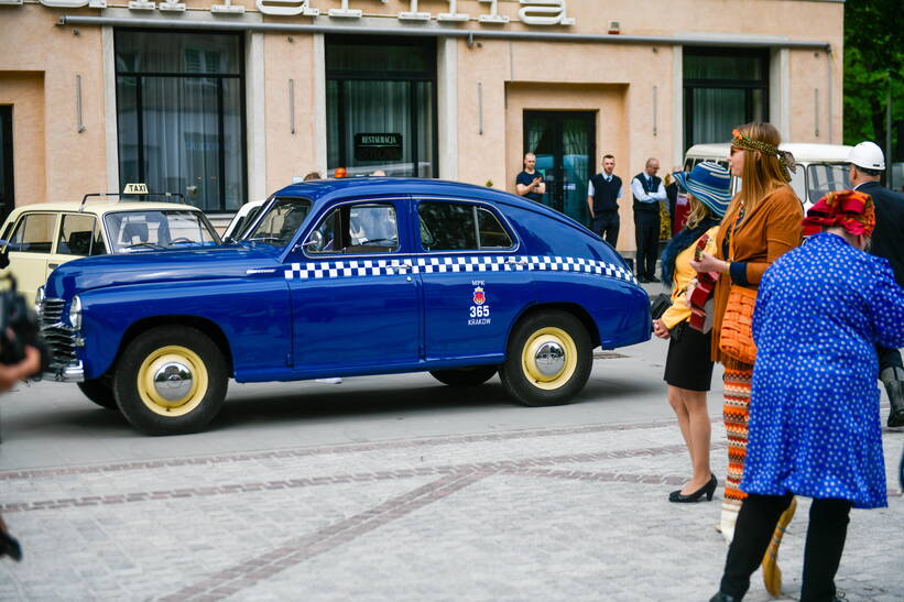 Pierwsze trzynaście miejskich taksówek wyjechało na ulice Krakowa 15 maja 1956 roku. Fot. PAP/	Art Service