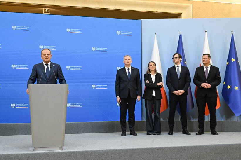Premier Tusk i nowi ministrowie, fot. PAP/Radek Pietruszka