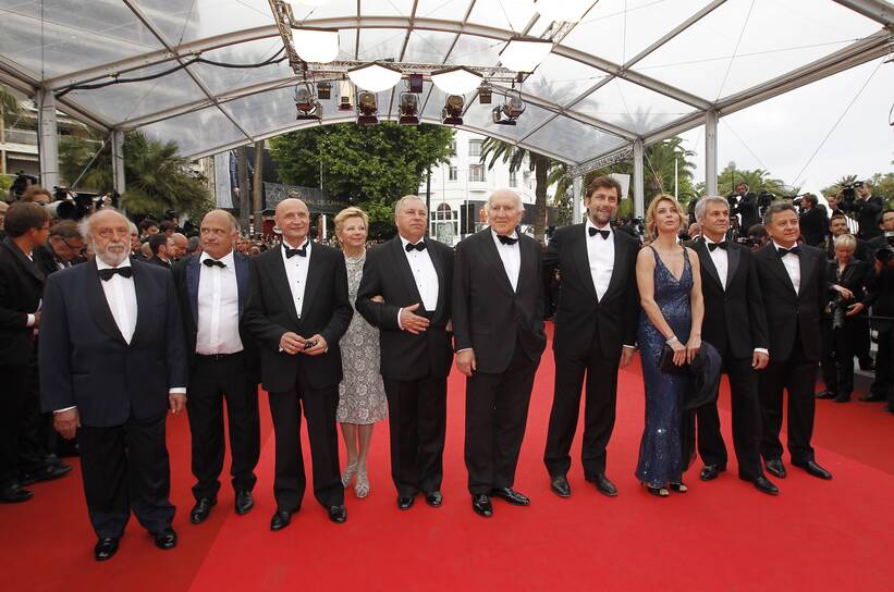 Aktorzy Renato Scarpa (L), Dario Cantarelli (3-L),Jerzy Stuhr (5-L), Michel Piccoli (5-R) i Margherita Buy (3-R) oraz reżyser Nanni Moretti (4-R) i goście na premierze filmu "Habemus Papam" podczas 64. Festiwalu Filmowego w Cannes. Film Nanniego Morettiego był prezentowany w Konkursie Głównym.  Cannes, Francja 12.05.2011 r. fot. PAP/EPA/Ian Langsdon