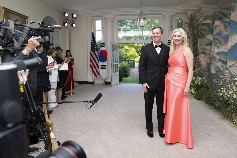 Gubernator stanu Kentucky Andy Beshear (L) z żoną Britainy Beshear (P) fot. PAP/EPA/POOL/Sarah Silbiger