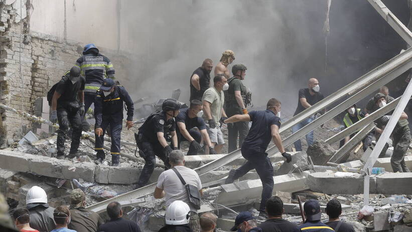 Спасатели на месте ракетного обстрела детской больницы "Охматдет" в Киеве, fot. PAP/EPA/SERGEY DOLZHENKO